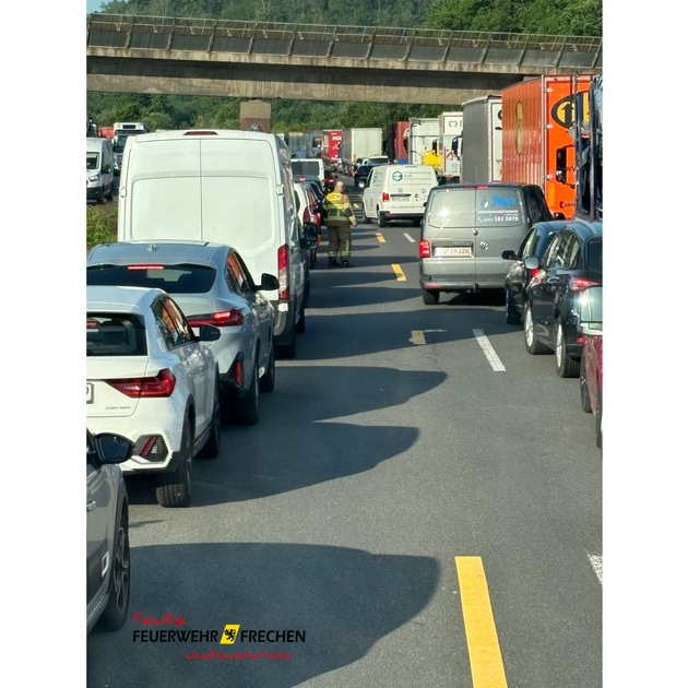 FW Frechen: Verkehrsunfall auf der A4: Sechs Verletzte - Rettungshubschrauber im Einsatz