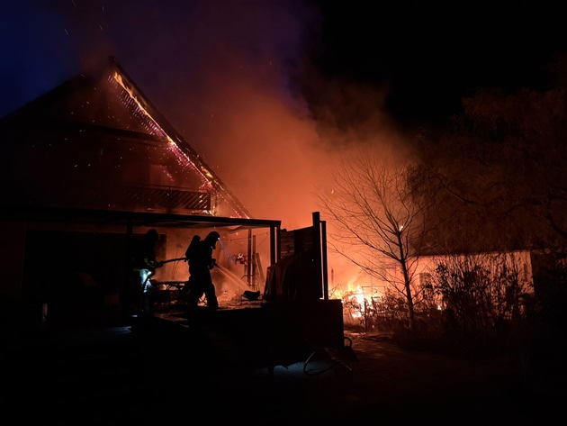 FW-SE: Feuer breitet sich schnell aus - zwei Einfamilienh&auml;user betroffen