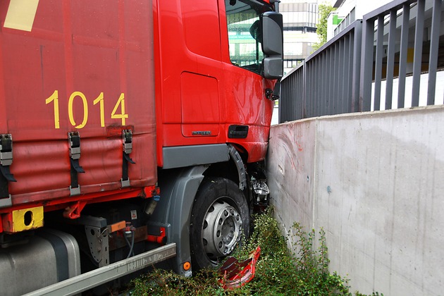 FW-E: LKW mit Einachshänger kommt auf abschüssiger Straße ins Rollen, Fahrer schwer verletzt