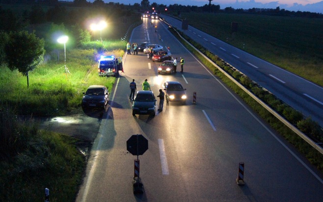 POL-CUX: +++ Verdacht des Räuberischen Angriffs auf Taxifahrer +++ Unerlaubtes Entfernen vom Unfallort mit Wohnmobil +++ Großkontrolle von Zoll und Polizei auf der B 437 +++