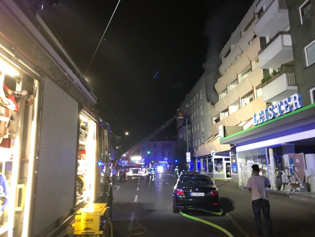 FW-BO: Bochum-Wattenscheid: Flammen schlagen aus Wohnung