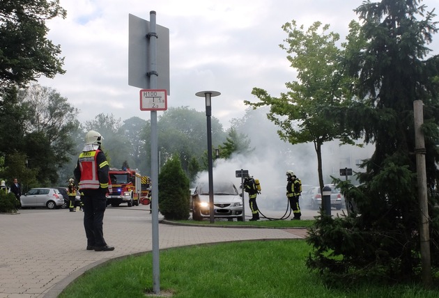 FW-GE: PKW Brand vor dem Krankenhaus Horst