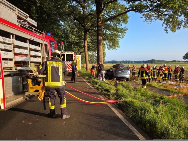 FW-ROW: Fahrerin wird bei Unfall im PKW eingeklemmt