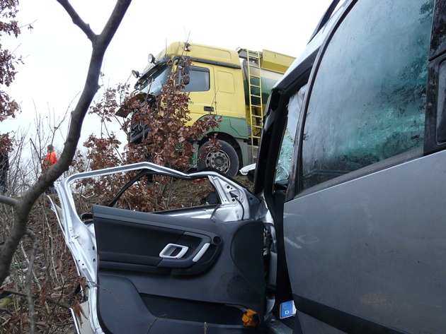 POL-WL: Schülerin von Brücke gesprungen ++ Handorf - Vollsperrung nach Lkw Unfall ++ Marschacht - Pkw aufgebrochen ++ Und weitere Meldungen