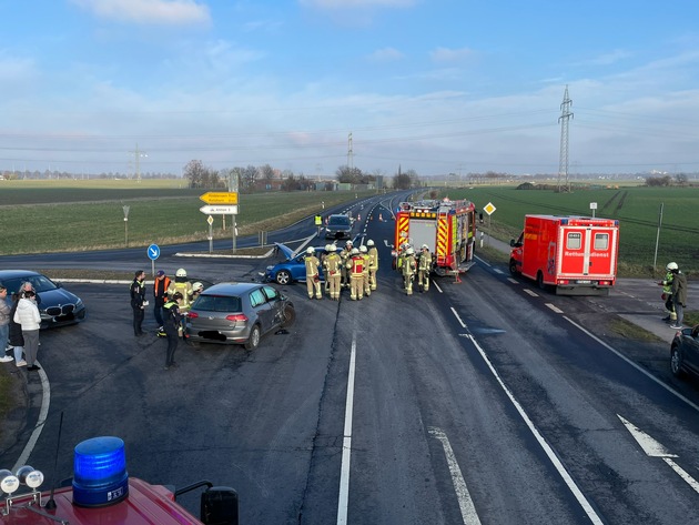 FW Lehrte: Ein Toter, zwei Verletzte und ein qualmender Papierkorb, Einsatzkräfte der Stadtfeuerwehr am Sonntag gefordert