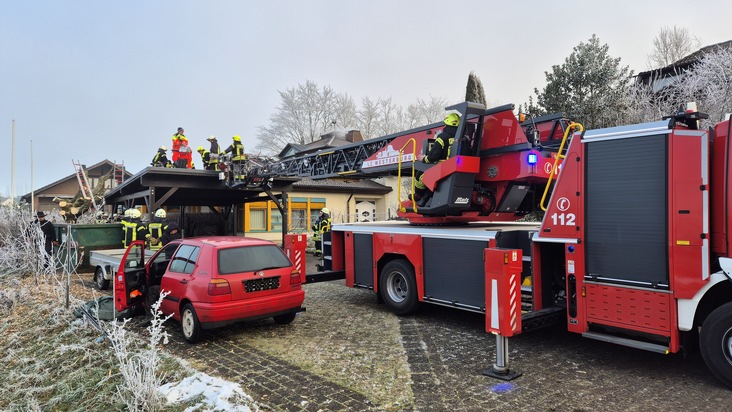 FW VG Westerburg: Bei Baumfällarbeiten verletzt - Feuerwehr rettet Mann von Carportdach