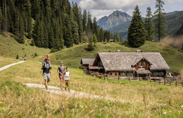 Goldener Herbst in Obertauern - Wochenprogramm mit Wanderungen, Bike-Touren und Survival-Training bis Oktober