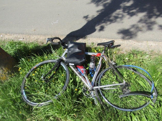 POL-HM: Fahrradfahrer von Pkw erfasst und schwer verletzt