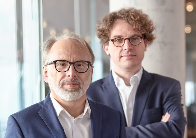 Oliver Schröm und Oliver Hollenstein sind die Wirtschaftsjournalisten des Jahres