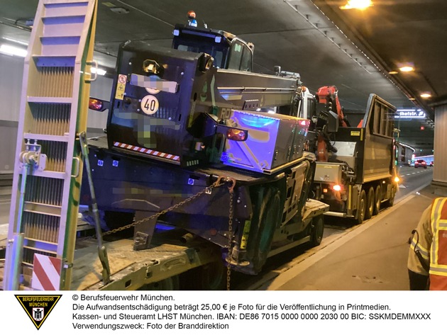 FW-M: Harvester auf Tieflader verrutscht im Tunnel (Mittersendling)
