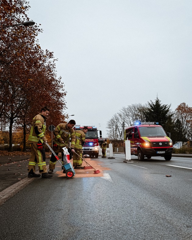 FW-DT: Ölspur auf mehreren Straßen in der Innenstadt