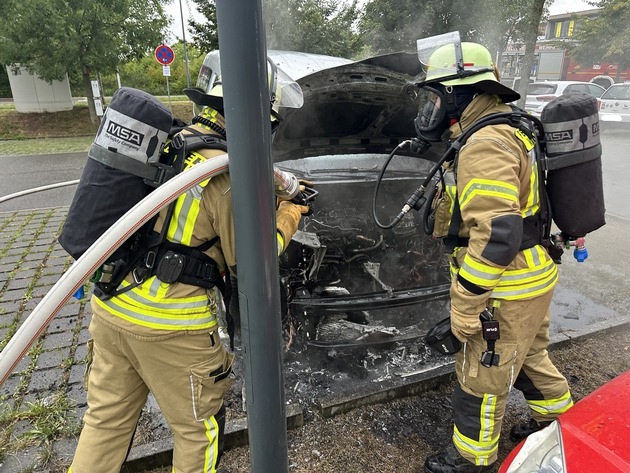 FW Weinheim: Brennender PKW in der Röntgenstraße und ausgelöste Brandmeldeanlage am Vormittag