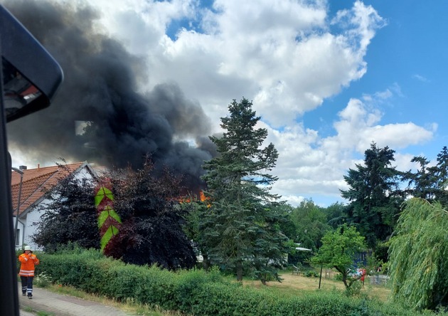 FW Lüchow-Dannenberg: Scheune in Lübbow von Feuer zerstört +++ Photovoltaik-Anlage erschwert die Löscharbeiten und gefährdet Einsatzkräfte
