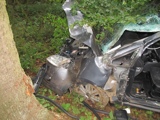POL-PDWIL: Frau stirbt bei schwerem Verkehrsunfall