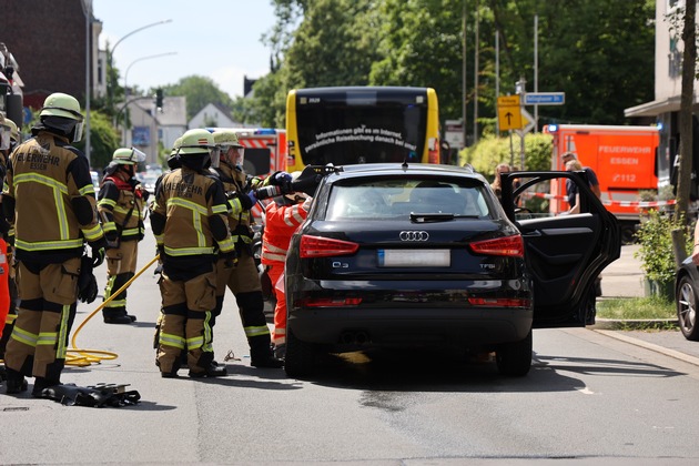 FW-E: Verkehrsunfall zwischen Pkw und Bus - Fahrerin nach technischer Rettung ins Krankenhaus transportiert