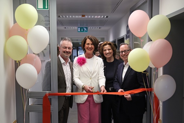 Rot-wei&szlig;er Union-Look: POS Werbung gestaltet &bdquo;Eiserne Knirpsenkabine&ldquo; der DRK Kliniken Berlin-K&ouml;penick neu