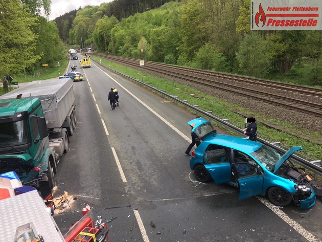 FW-PL: OT-Ohle. PKW kollidiert frontal mit LKW-Sattelzug. Fahrer des PKW muss mit schwerem Gerät befreit werden.