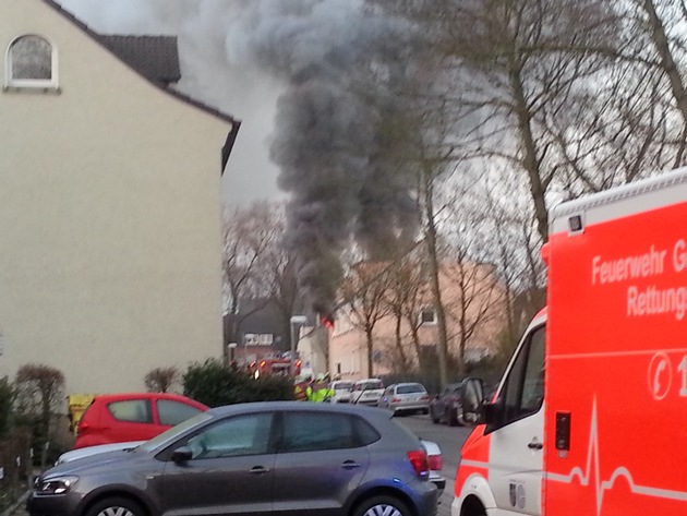 FW-GE: Eine verletzte Person nach Wohnungsbrand in Gelsenkirchen Bismarck.
/ Schwarze Rauchwolke über dem Stadtteil Bismarck war weithin sichtbar.