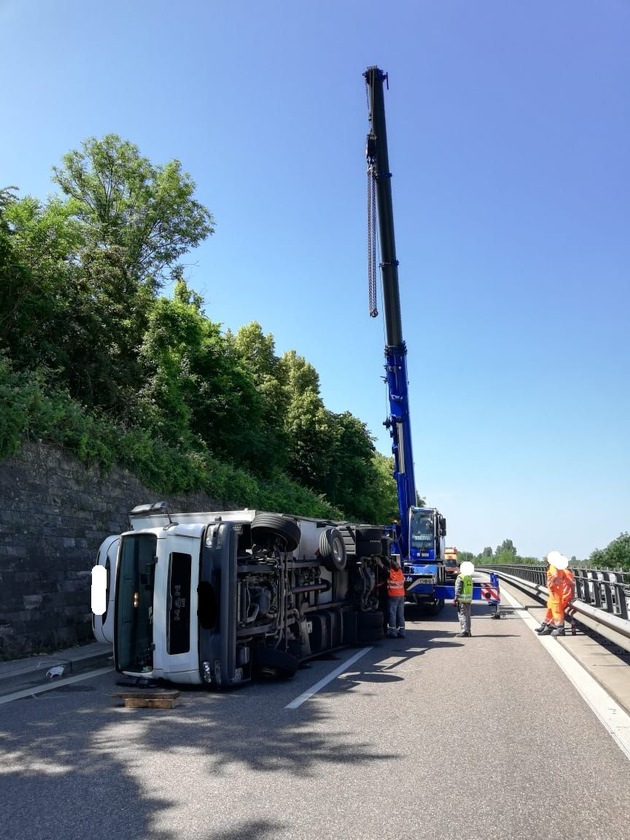 POL-FR: Bad Bellingen: Abschlussmeldung &quot;Umgekippter Lkw blockiert die A 5&quot; - Verkehrschaos und lange Staus als Folgen