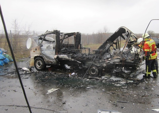 POL-FR: Eschbach/ Gewerbepark Breisgau - Wohnmobil brennt völlig aus