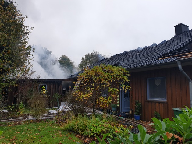 FW-RD: Wohnhaus- und Carportbrand in Timmaspe (Kreis Rendsburg-Eckernförde)