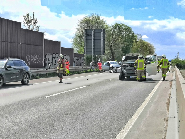 FW Grevenbroich: Drei Verletzte bei zwei Auffahrunfällen auf der A46 bei Grevenbroich / Sprinter klemmt unter LKW-Auflieger - PKW-Crash auf der Gegenspur