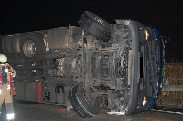 POL-PDKL: A63/Winnweiler, Lastzug kippt um und kracht in die Leitplanken