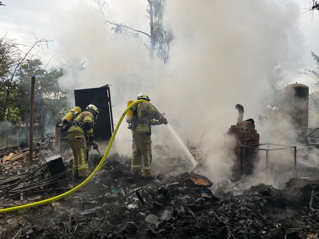 FW Lehrte: Laubenbrand im Wald bei Grafhorn