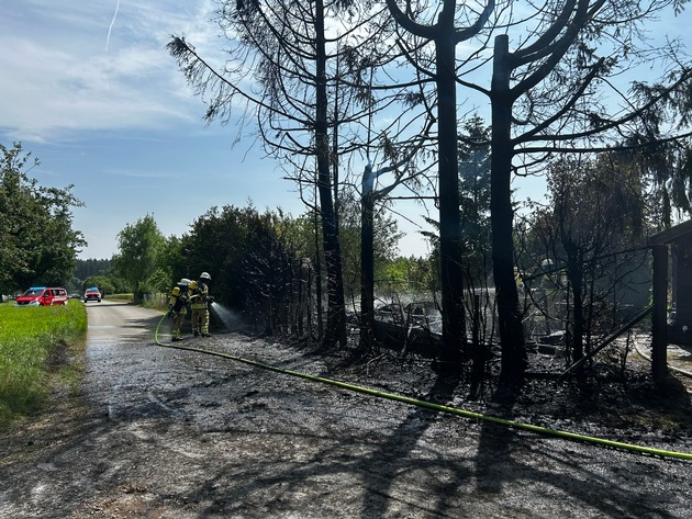 FW Gäufelden: Ausgedehnter Heckenbrand mit Wohnwagen in Vollbrand