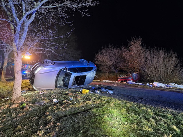 FW-ROW: Zwei PKW überschlagen