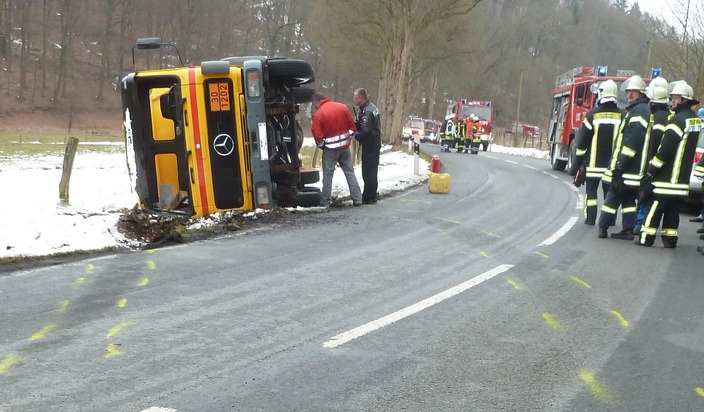 POL-NOM: Tanklaster bei Unfall umgestürzt