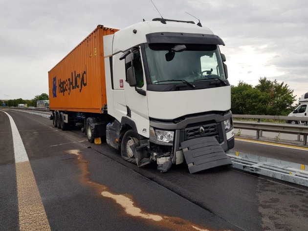 POL-VDMZ: Verkehrsunfall, Diesel ausgelaufen, Rückstau auf der BAB 61 Fahrtrichtung Koblenz