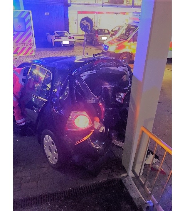 POL-STD: Zwei Verletzte bei Unfall in der Buxtehuder Innenstadt, Drochtersener Polizei sucht Unfallzeugen, Unbekannter Täter versucht in Buxtehuder Schmuckgeschäft einzudringen