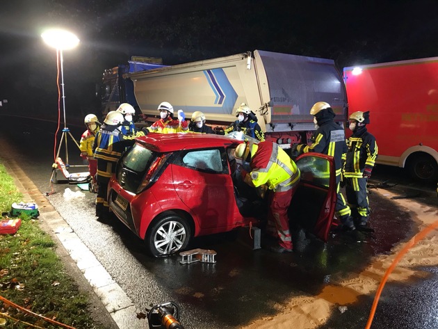 FW-BO: Vier zeitgleiche Verkehrsunfälle halten die Feuerwehr Bochum in Atem