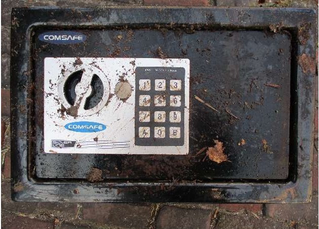 POL-WHV: Spaziergänger findet einen aufgebrochenen Safe und eine Geldkassette - Gegenstände werden aus einer Straftat stammen - Polizei bittet zur Aufklärung um Hinweise (2 Bilder)