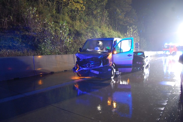 POL-HI: Vollsperrung BAB 7 nach Verkehrsunfall mit mehreren Pkw infolge Starkregen / Aquaplaning;  4 Leichtverletzte