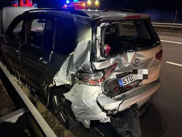 POL-STD: Unfall auf der Autobahn 26 mit drei Fahrzeugen - eine Person leicht verletzt