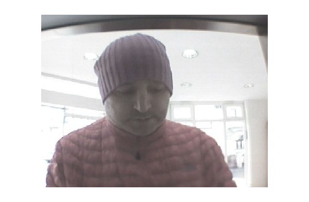 POL-BN: Foto-Fahndung: Unbekannter hob mit gestohlener Bankkarte Geld ab - Wer kennt diesen Mann?