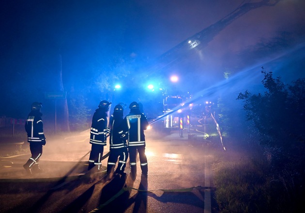 FW-RD: Borgdorf-Seedorf : Reetdachhaus niedergebrannt