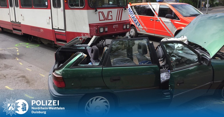 POL-DU: Dellviertel: Opel und Straßenbahn stoßen zusammen
