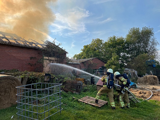 FW Osterholz-Scharm.: 10stündiger Einsatz in Ohlenstedt - Feuerwehr kann Übergreifen der Flammen auf Nachbargebäude verhindern