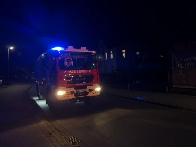 FW Flotwedel: Feuer greift auf Reithalle über - Anwohner reagiert vorbildlich