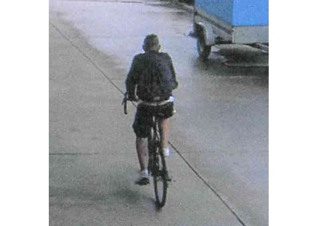 POL-BO: Bierdosen-Radfahrer touchiert Auto und flüchtet: Wer kennt diesen Mann?