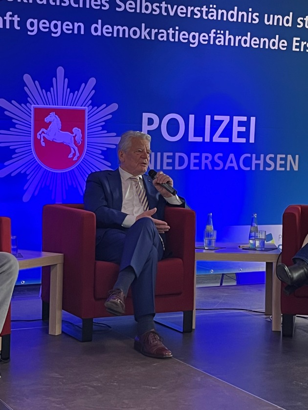 POL-AK NI: Demokratie im Dialog: Bundespräsident a. D. Joachim Gauck besucht Polizeiakademie Niedersachsen