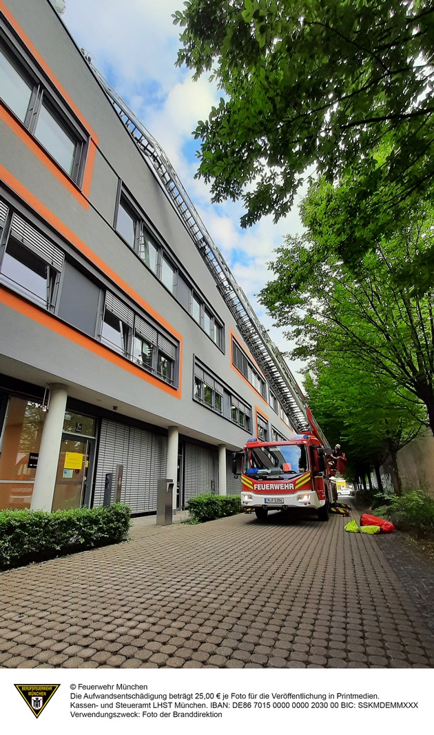 FW-M: Aufzug defekt - Feuerwehr hilft Frau mit Rollstuhl (Freimann)
