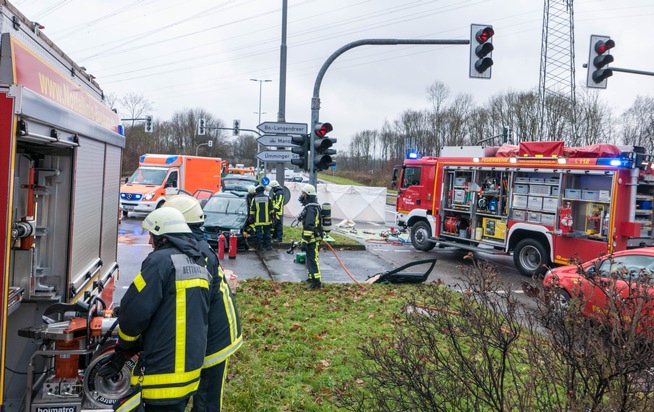 FW-BO: Vier Verletzte bei schwerem Verkehrsunfall auf dem Werner Hellweg - Feuerwehr befreit Fahrer aus seinem Fahrzeug