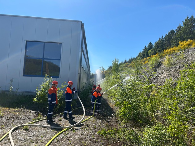 FW-OE: Jugendfeuerwehr übt den Ernstfall bei Gerätebau Linn in Lennestadt-Oedingen