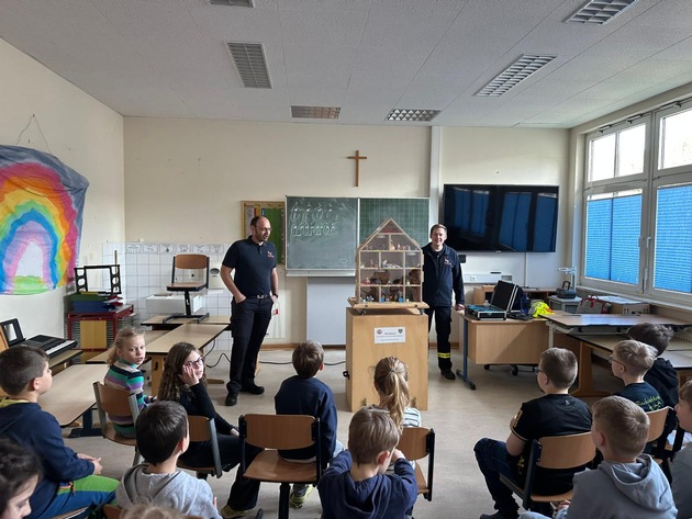 FW-OE: Tag der Feuerwehr an der St. Katharina Grundschule Heinsberg