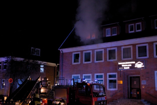 FW Lüchow-Dannenberg: ++ Zimmerbrand in Lüchow ++ Feuerwehr bringt Bewohner ins Freie ++ Katzen gerettet ++ keine Verletzten ++
