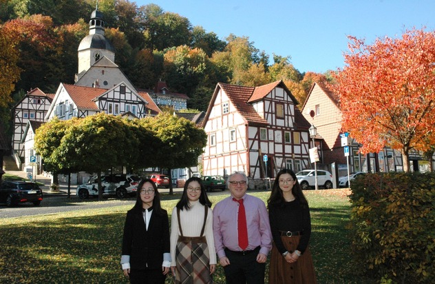Industrie 4.0 -Roboterzelle aus Nordhessen. DIPLOMA Absolventinnen aus Bad Sooden-Allendorf schließen außerordentliches Entwurfsprojekt ab.